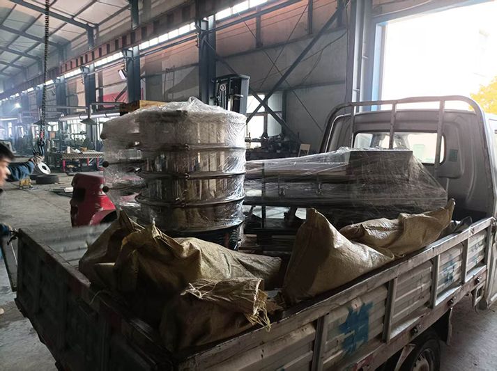 旋振篩、電磁給料機(jī)、硅膠軟連接發(fā)貨